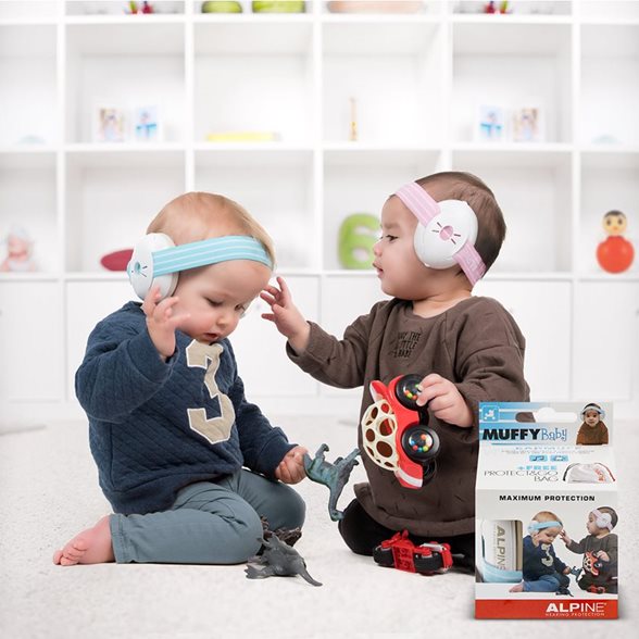 Twee baby's met gehoorbescherming